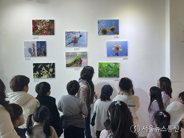 증약초 사진전시회./ (사진= 옥천교육지원청 제공)