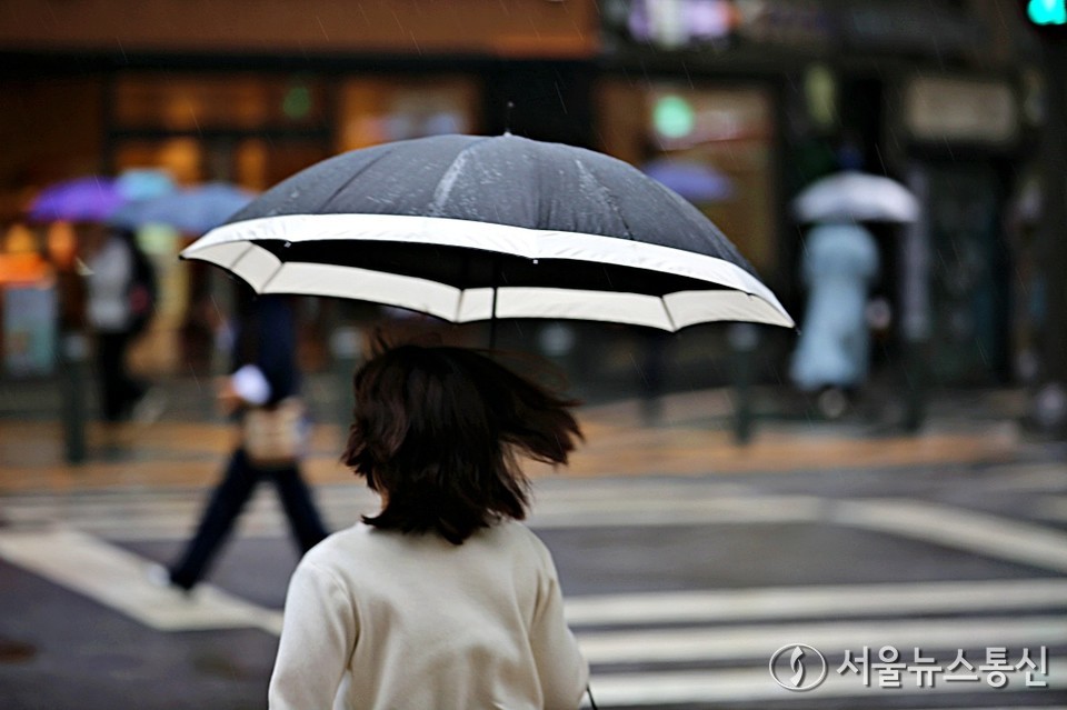 오늘(25일)은 전국이 대체로 흐린 가운데 수도권과 충청권 등 전국에 비 또는 눈이 내리는 곳이 있겠다. (서울시청 앞 횡단보도. 2025.04.22) / 사진 = 서울뉴스통신 이성현 기자