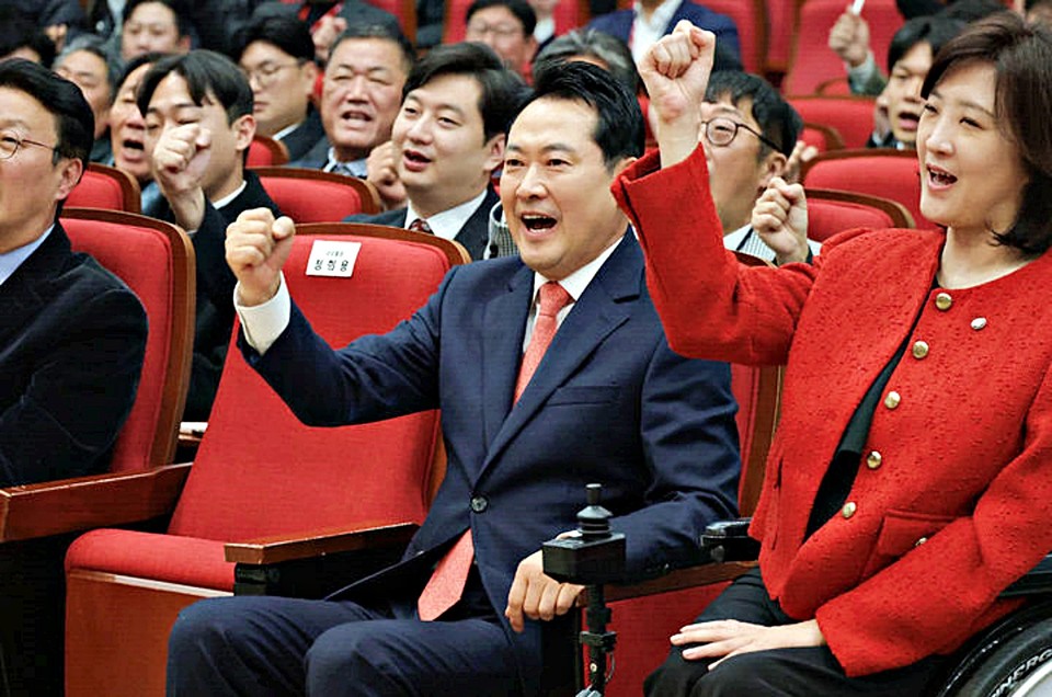 장동혁 국민의힘 대표가 20일 오후 서울 강남구 SETEC컨벤션센터에서 열린 2025 전국 당협 사무국장 직무연수 및 성과공유회에서 구호를 외치고 있다. (2025.11.20) / 사진 = 국민의힘 제공 