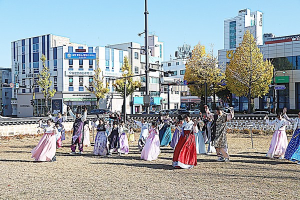 강릉시는 강릉대도호부관아 상설프로그램인 ‘문탠투어’의 2025년 운영을 성공적으로 마무리했다.