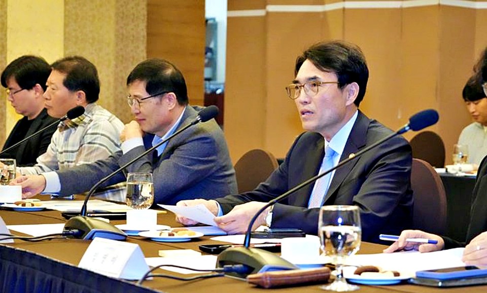 권창준 고용노동부 차관이 12일 서울 중구 로얄호텔에서 열린 고용보험 제도개선 TF 출범 1차 회의에 참석해 발언하고 있다. (2025.11.12) / 사진 = 고용노동부 제공