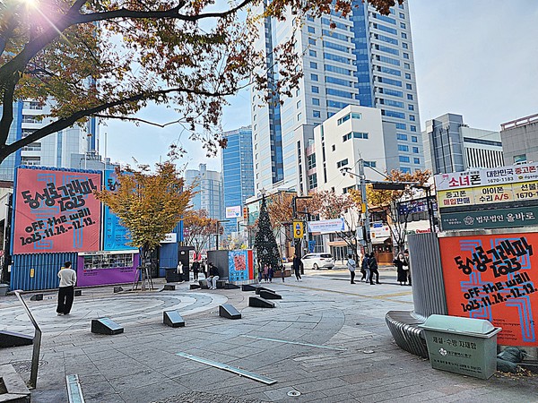 대구시는 24일부터 12월 19일까지 동성로 야시골목~늑대골목 일대에서 ‘동성로 그래픽 2025 : Off the Wall’ 거리 전시를 개최한다.
