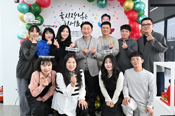 김동근 시장이 24일 작업복 전문기업 ‘이노에코’ 직원들과 기념사진을 찍고 있다.