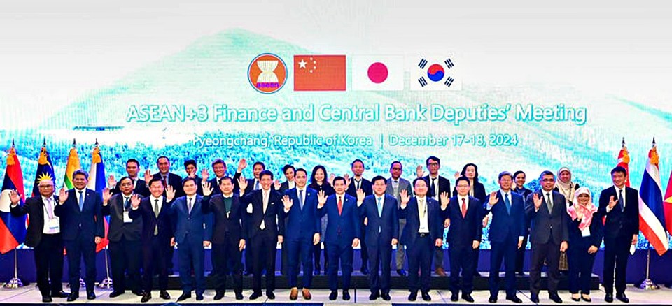 최지영 기획재정부 국제경제관리관이 지난 17일 강원도 평창에서 열린 '아세안+3(한·일·중) 재무차관 및 중앙은행 부총재 회의'에서 참석자들과 기념촬영을 하고 있다. (2024.12.18) / 사진 = 기획재정부 제공