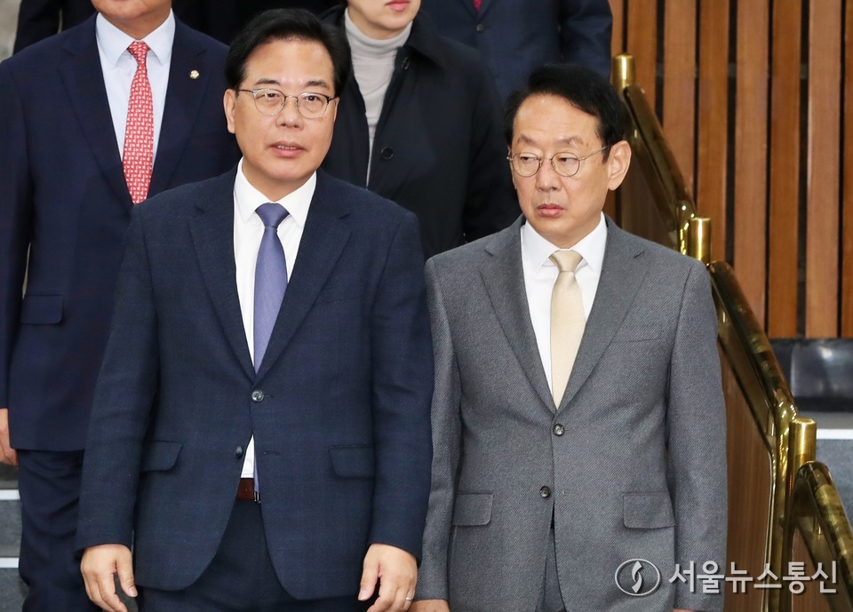 송언석 국민의힘 원내대표가 25일 오전 서울 여의도 국회에서 열린 원내대책회의에 참석하고 있다. 2025.11.25, snakorea.rc@gmail.com , *재판매 및 DB 금지