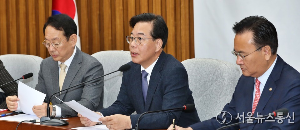 송언석 국민의힘 원내대표가 25일 오전 서울 여의도 국회에서 열린 원내대책회의에서 발언을 하고 있다. 2025.11.25, snakorea.rc@gmail.com , *재판매 및 DB 금지