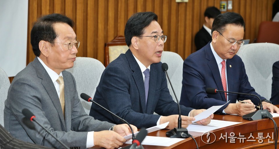 송언석 국민의힘 원내대표가 25일 오전 서울 여의도 국회에서 열린 원내대책회의에서 발언을 하고 있다. 2025.11.25, snakorea.rc@gmail.com , *재판매 및 DB 금지