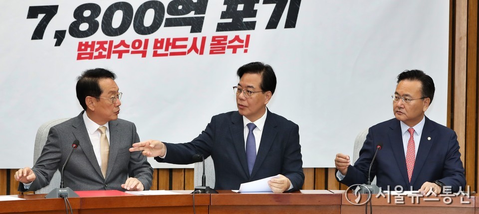 송언석 국민의힘 원내대표가 25일 오전 서울 여의도 국회에서 열린 원내대책회의에서 참석자들과 대화하고 있다. 2025.11.25, snakorea.rc@gmail.com , *재판매 및 DB 금지