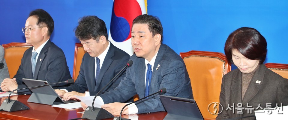 김병기 더불어민주당 원내대표가 25일 서울 여의도 국회에서 열린 원내대책회의에서 발언을 하고 있다. 2025.11.25, snakorea.rc@gmail.com , *재판매 및 DB 금지
