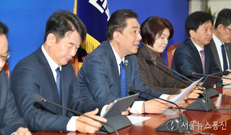 김병기 더불어민주당 원내대표가 25일 서울 여의도 국회에서 열린 원내대책회의에서 발언을 하고 있다. 2025.11.25, snakorea.rc@gmail.com , *재판매 및 DB 금지