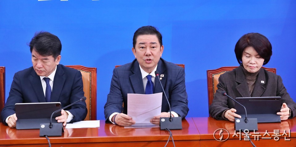 김병기 더불어민주당 원내대표가 25일 서울 여의도 국회에서 열린 원내대책회의에서 발언을 하고 있다. 2025.11.25, snakorea.rc@gmail.com , *재판매 및 DB 금지
