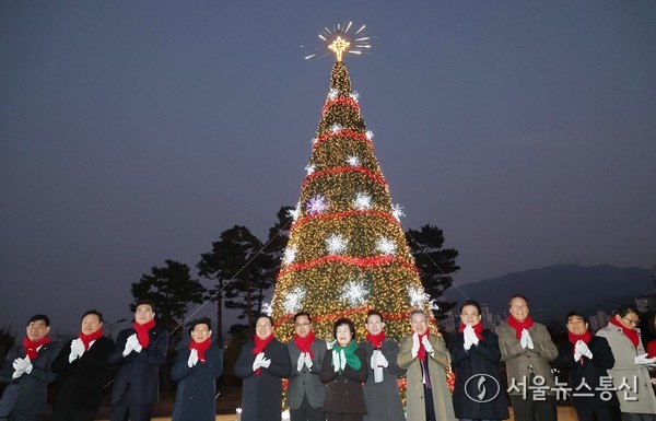 24일 박희조 대전동구청장과 내빈들이 구청 잔디광장에서 성탄트리 점등식에 참여하고 있다. / 사진 = 대전동구 제공 2025.11.25, snakorea.rc@gmail.com , *재판매 및 DB 금지