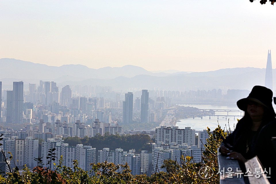 28일 오전 서울 중구 남산에서 바라본 서울 아파트 모습 (2025.10.28) / 사진 = 서울뉴스통신 이성현 기자