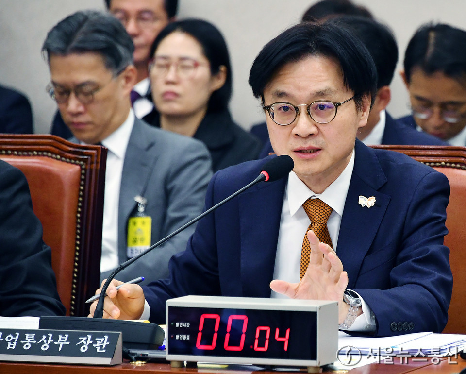 김정관 산업통상자원부 장관이 24일 서울 여의도 국회에서 열린 산업통상자원중소벤처기업위원회의 산업통상자원부 등 종합감사에서 의원 질의에 답하고 있다. (2025.10.24) / 사진 = 서울뉴스통신 신현성 기자