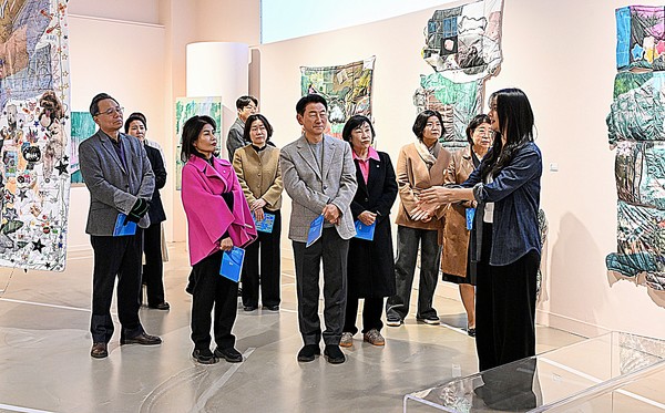 의정부미술도서관은 24일 오픈스튜디오 신진작가들의 작품을 선보이는 ‘도서관 속 작업실Ⅳ’ 전시 개막식을 성황리에 개최했다.