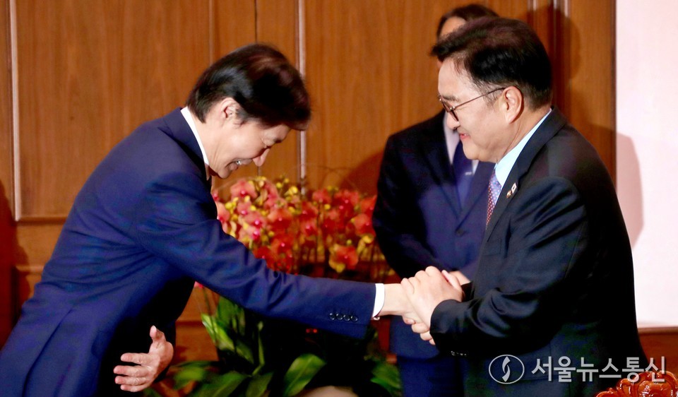 우원식 국회의장이 25일 오전 서울 여의도 국회 의장실에서 조국 조국혁신당 대표와 악수하고 있다. 2025.11.25, snakorea.rc@gmail.com , *재판매 및 DB 금지