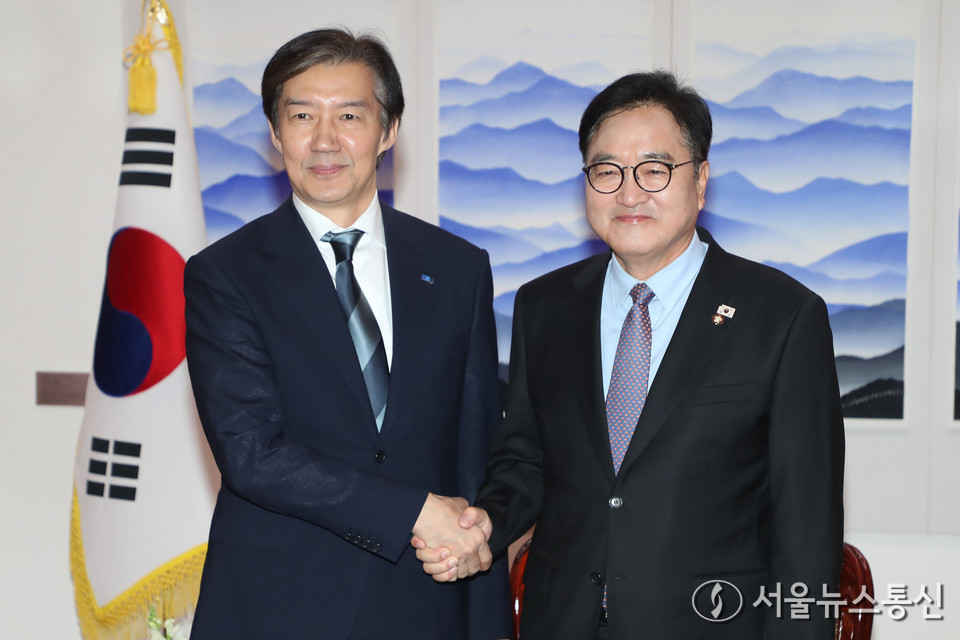 우원식 국회의장이 25일 오전 서울 여의도 국회 의장실에서 조국 조국혁신당 대표와 기념촬영하고 있다. 2025.11.25, snakorea.rc@gmail.com , *재판매 및 DB 금지