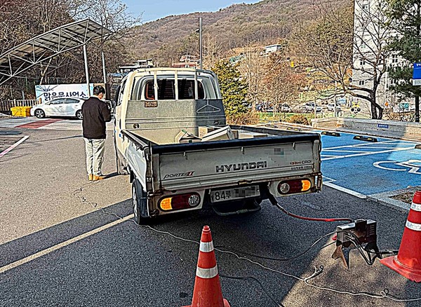 의정부시는 겨울철 고농도 미세먼지 계절을 맞아 자동차 배출가스로 인한 대기오염을 줄이기 위해 20일 오전 맑은물사업소 1층 주차장에서 ‘운행차 배출가스 무료점검의 날’을 실시했다.