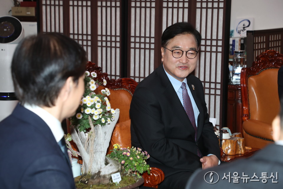 우원식 국회의장이 25일 오전 서울 여의도 국회 의장실을 예방한 조국 조국혁신당 대표와 환담을 나누고 있다. 2025.11.25, snakorea.rc@gmail.com , *재판매 및 DB 금지