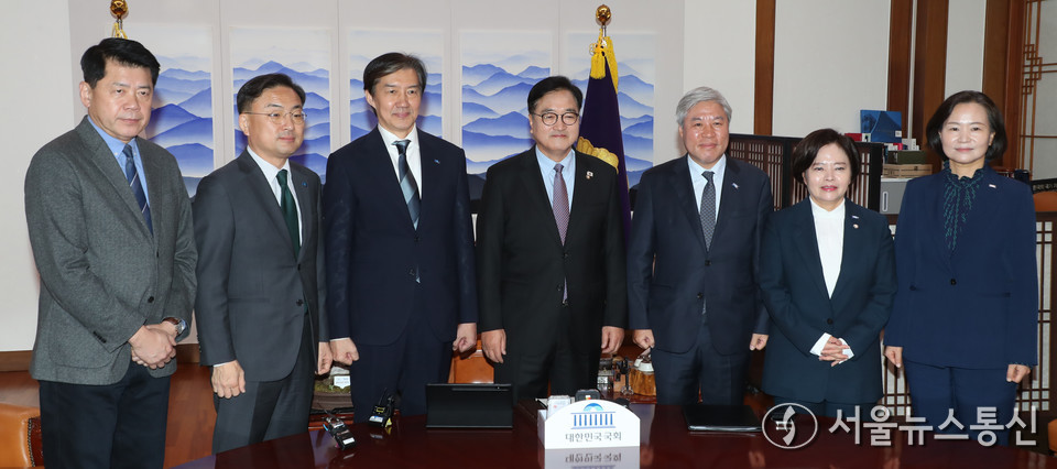 우원식 국회의장이 25일 서울 여의도 국회 의장실에서 조국 조국혁신당 대표 등 지도부와 만나 기념촬영하고 있다. 2025.11.25, snakorea.rc@gmail.com , *재판매 및 DB 금지