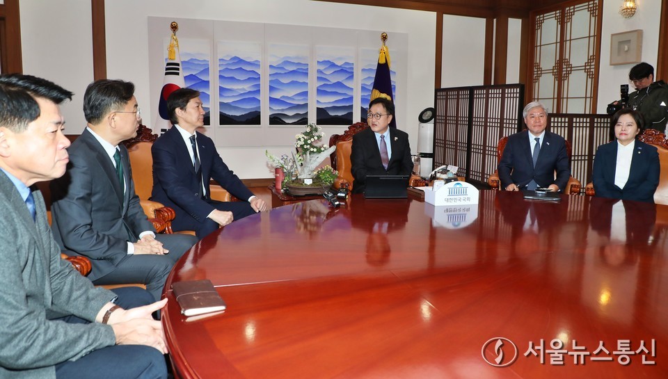 우원식 국회의장이 25일 오전 서울 여의도 국회 의장실에서 조국 조국혁신당 대표 등 지도부와 만나 대화하고 있다. 2025.11.25, snakorea.rc@gmail.com , *재판매 및 DB 금지