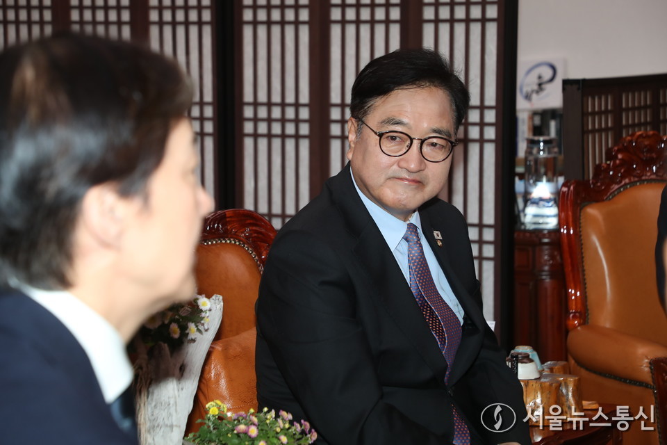 우원식 국회의장이 25일 서울 여의도 국회 의장실을 예방한 조국 대표의 발언을 경청하고 있다. 2025.11.25, snakorea.rc@gmail.com , *재판매 및 DB 금지