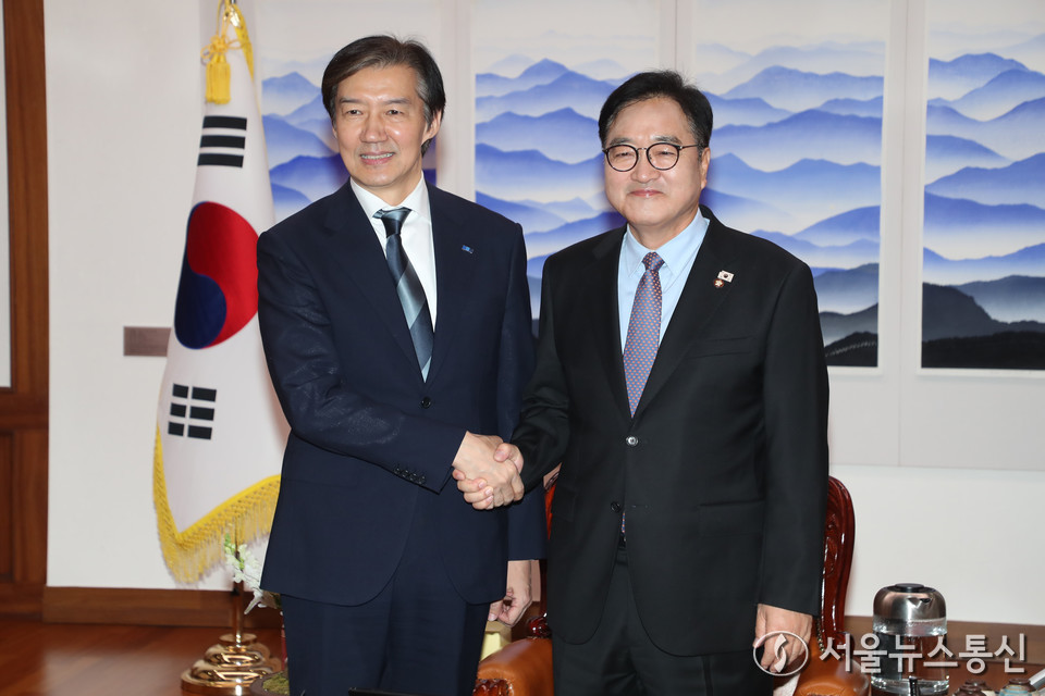 우원식 국회의장이 25일 서울 여의도 국회 의장실을 예방한 조국 조국혁신당 대표와 기념촬영하고 있다. 2025.11.25, snakorea.rc@gmail.com , *재판매 및 DB 금지