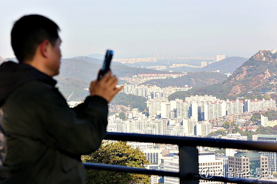 국회입법조사처가 25일 발표한 ‘10·15 주택시장 안정화 대책 분석’ 보고서에서 자산 규모가 작은 가구의 내 집 마련 부담이 크게 증가했다고 진단했다. 사진은 28일 오전 서울 중구 남산에서 바라본 서울 아파트 모습 (2025.10.28) / 사진 = 서울뉴스통신 이성현 기자