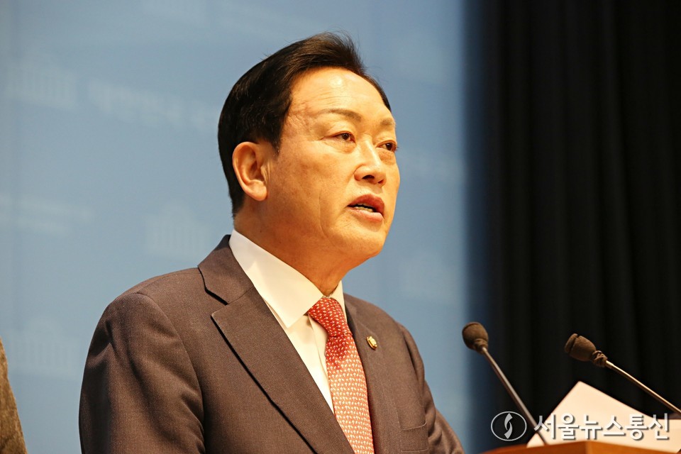 김선교 국민의힘 의원이 25일 서울 여의도 국회 소통관에서 양평 공무원 사망 사건 관련 기자회견을 하고 있다. 2025.11.25, snakorea.rc@gmail.com , *재판매 및 DB 금지