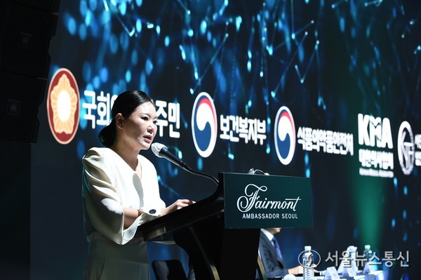 ‘문신사 제도 정착을 위한 정책토론회’가 25일 서울 여의도 페어몬트 엠버서더 호텔에서 열린 가운데, 토론회에 참석한 임보란 대한문신사중앙회장이 기조 발제 하고 있다. 이날 토론회는 ‘문신사 임시 면허 준비와 현장 실무 대응 과제’를 주제로 박주민 의원실에서 주최, 대한문신사중앙회와 대한의사협회가 주관했다. 사진 신현성 기자2025.11.25, snakorea.rc@gmail.com , *재판매 및 DB 금지