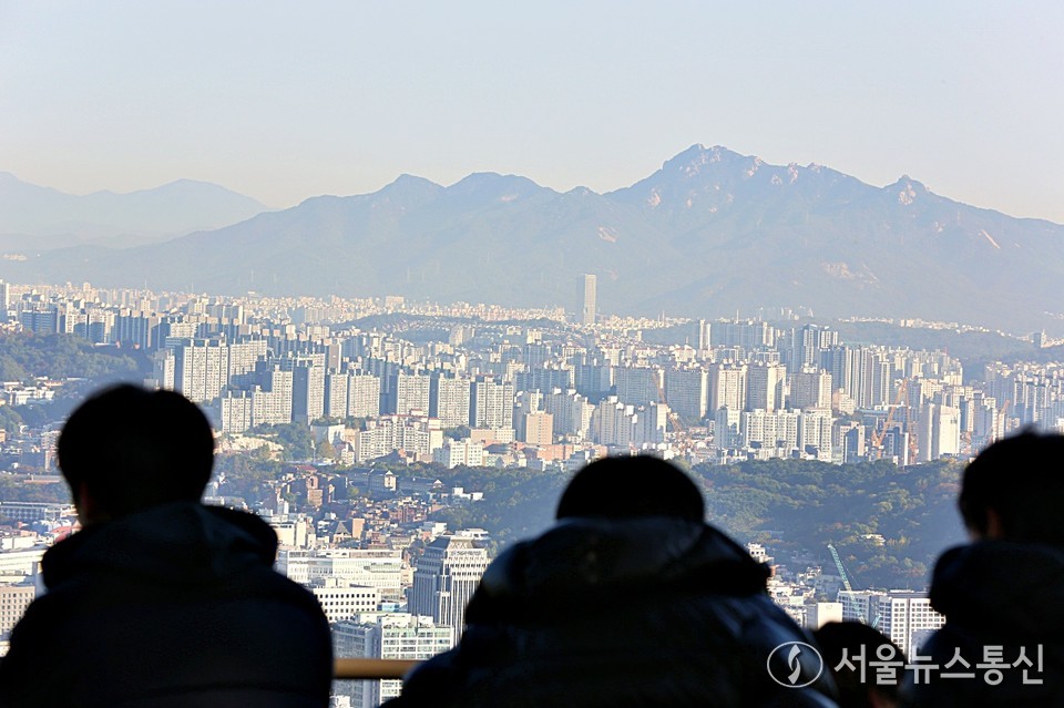 28일 오전 서울 중구 남산에서 바라본 서울 아파트 모습 (2025.10.28) / 사진 = 서울뉴스통신 이성현 기자