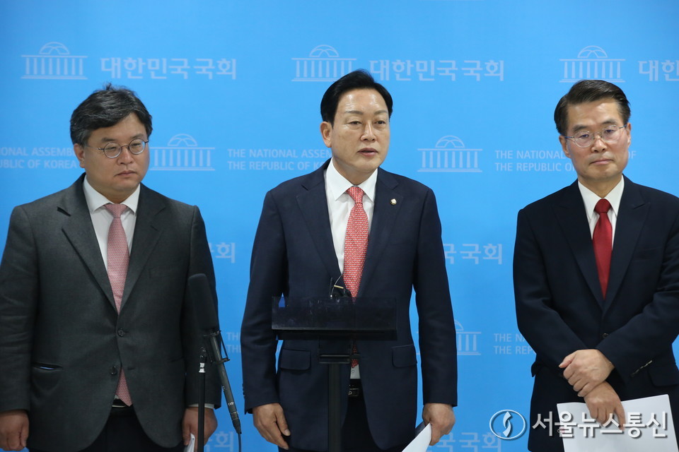 ​김선교 국민의힘 의원이 25일 서울 여의도 국회 소통관에서 양평 공무원 사망 사건 관련 기자회견을 마치고 취재진 질의에 답하고 있다. 2025.11.25, snakorea.rc@gmail.com , *재판매 및 DB 금지