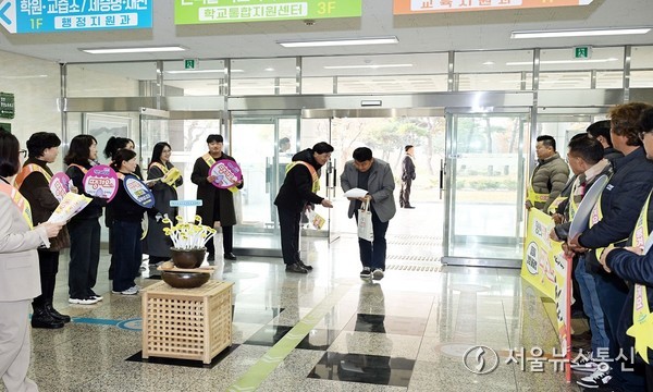 밀양형 공공배달앱 땡겨요 이용 활성화를 위해 관계자들이 경상남도밀양교육지원청에서 합동 홍보 캠페인을 진행하고 있다.