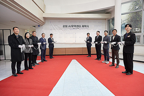 강원자치도는 25일, 도내 중소기업의 온라인 수출을 지원하는 ‘강원 AI무역센터’를 도 경제진흥원 지하 1층에 개소하고, 디지털 무역 전환 지원을 본격화한다고 밝혔다.