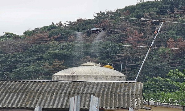 조류인플루엔자 유입 차단 및 방역 사각지대 해소를 위해 드론항공방제를 실시하고 있다.