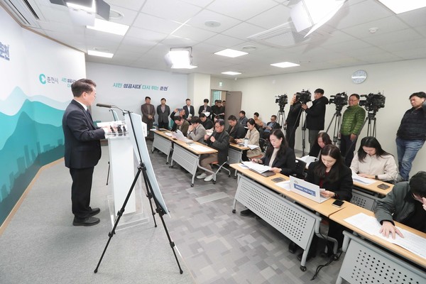 육동한 춘천시장은 25일 시청 브리핑룸에서 ‘춘천시 2025~2026 겨울철 종합대책’에 대해 설명했다.