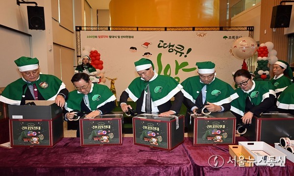 산타원정대 행사에 참여한 산타 봉사자들이 아동들에게 전달될 크리스마스 선물을 함께 포장하고 있다.