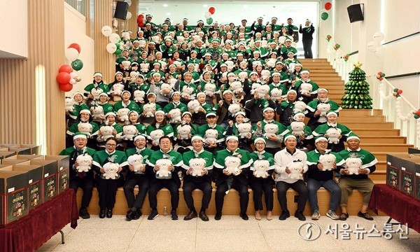 100인의 밀양산타 발대식에 참여한 대표산타, 초록우산 어린이재단 관계자, 밀양시 관계자 등이 함께 기념사진을 촬영하고 있다.