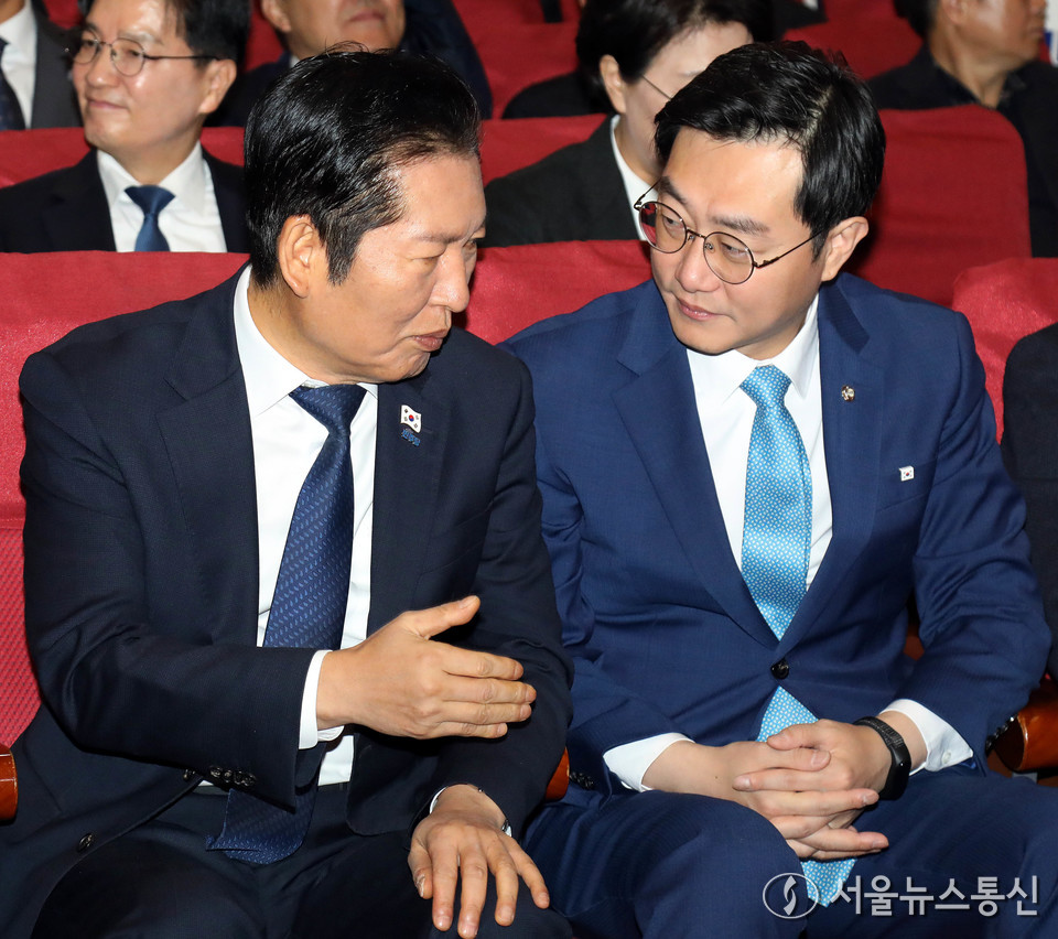 정청래 더불어민주당 대표가 25일 서울 여의도 국회 의원회관에서 열린 '민주당 서울시당 천만의 꿈 경청단 출범식'에서 장경태 서울시당 위원장과 대화하고 있다. 2025.11.25, snakorea.rc@gmail.com , *재판매 및 DB 금지