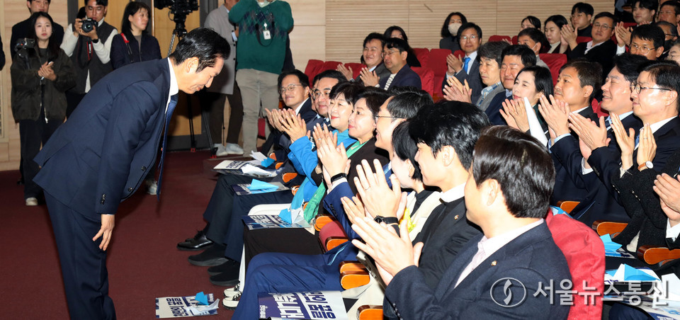 정청래 더불어민주당 대표가 25일 서울 여의도 국회 의원회관에서 열린 '민주당 서울시당 천만의 꿈 경청단 출범식'에서 참석자들에게 인사하고 있다. 2025.11.25, snakorea.rc@gmail.com , *재판매 및 DB 금지