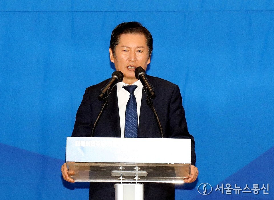 정청래 더불어민주당 대표가 25일 서울 여의도 국회 의원회관에서 열린 '민주당 서울시당 천만의 꿈 경청단 출범식'에서 축사하고 있다. 2025.11.25, snakorea.rc@gmail.com , *재판매 및 DB 금지