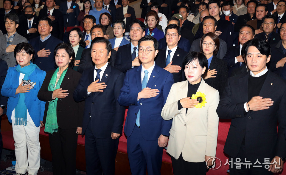 정청래 더불어민주당 대표와 장경태 서울시당위원장을 비롯한 참석자들이 25일 서울 여의도 국회 의원회관에서 열린 '민주당 서울시당 천만의 꿈 경청단 출범식'에서 국민의례를 하고 있다. 2025.11.25, snakorea.rc@gmail.com , *재판매 및 DB 금지