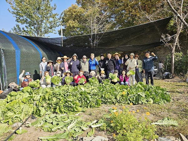 대구시 농업기술센터는 밭 만들기부터 파종, 수확까지 일련의 농작업을 직접 수행하는 ‘나도 농부’ 교육과정을 성공적으로 마무리했다.