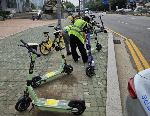 개인형 이동장치 단속 및 견인 장면 / 사진 = 고양시