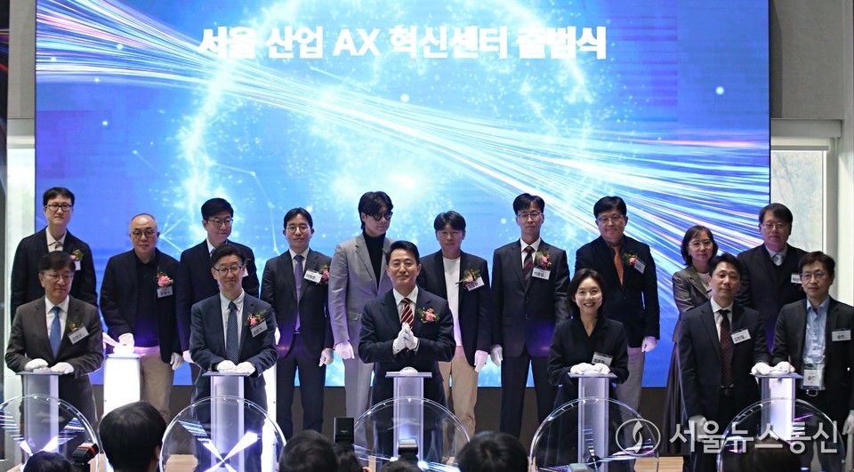오세훈 서울시장이 25일 오후 서울 서초구  AI허브 메인센터에서 열린 AX 혁신센터 출범식에서 참석자들과 기념촬영하고 있다. 2025.11.25, snakorea.rc@gmail.com , *재판매 및 DB 금지