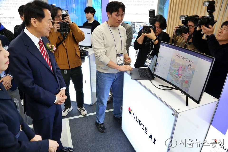 오세훈 서울시장이 25일 오후 서울 서초구  AI허브 메인센터에서 열린 AX 혁신센터 출범식에 앞서 AX 스타트업 배너 및 전시물 등을 관람하고 있다. 2025.11.25, snakorea.rc@gmail.com , *재판매 및 DB 금지