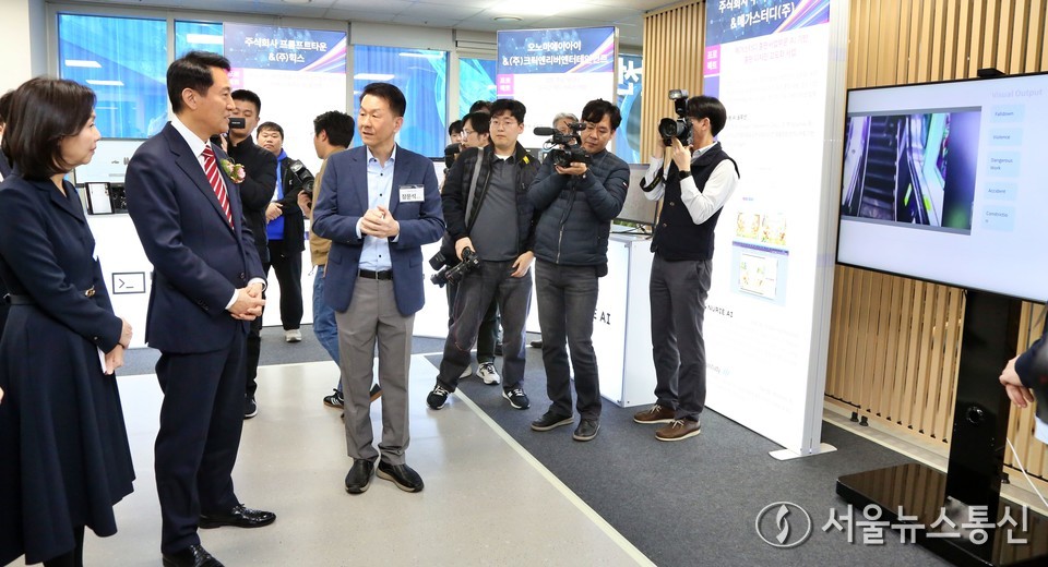  오세훈 서울시장과 최호정 서울시의회 의장이 25일 오후 서울 서초구  AI허브 메인센터에서 열린 AX 혁신센터 출범식에 앞서 AX 스타트업 전시물을 관람하고 있다. 2025.11.25, snakorea.rc@gmail.com , *재판매 및 DB 금지