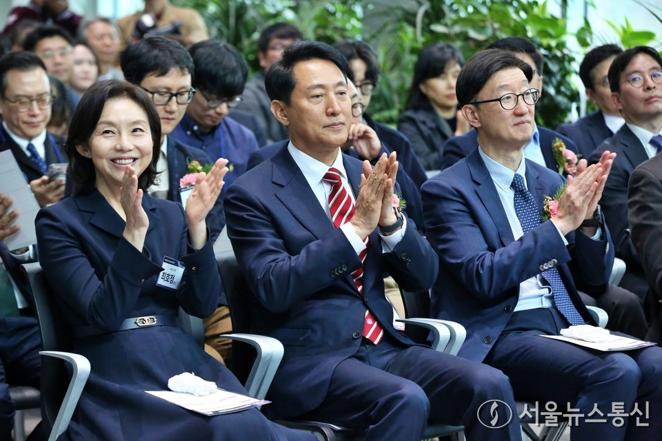 오세훈 서울시장과 최호정 서울시의회 의장이 25일 오후 서울 서초구  AI허브 메인센터에서 열린 AX 혁신센터 출범식에 참석해 박수치고 있다. 2025.11.25, snakorea.rc@gmail.com , *재판매 및 DB 금지