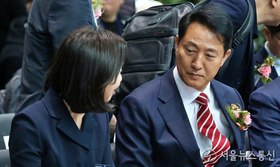 오세훈 서울시장과 최호정 서울시의회 의장이 25일 오후 서울 서초구  AI허브 메인센터에서 열린 AX 혁신센터 출범식에서 대화하고 있다. 2025.11.25, snakorea.rc@gmail.com , *재판매 및 DB 금지