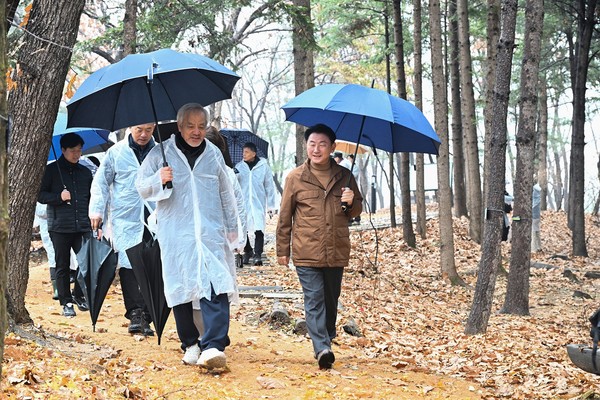 동근 시장이 25일 추동공원에서 추동 숲정원 시민참여단과 현장 점검을 하고 있다.